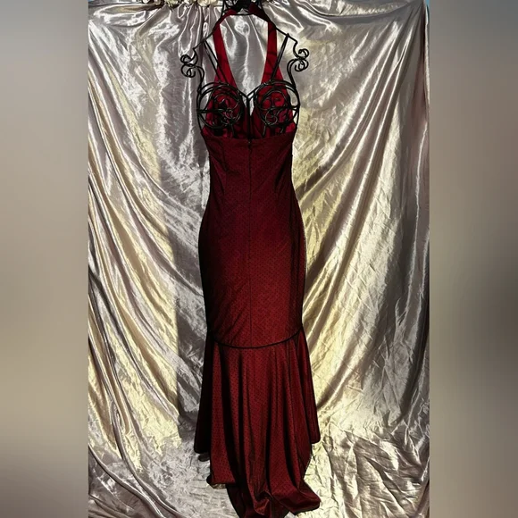 Elegant Red Halter Dress - Picture 5 of 6